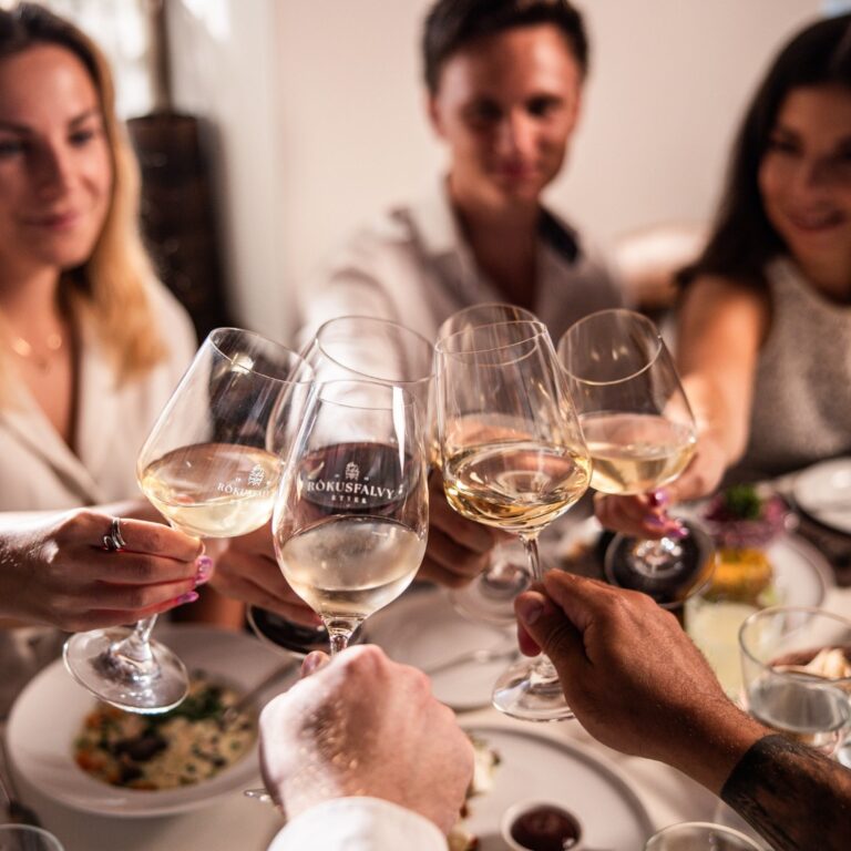 borvacsora társaságban